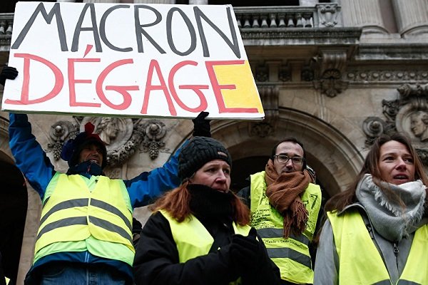 تلاش جلیقه زردها برای ورود به اقامتگاه رئیس جمهور فرانسه 