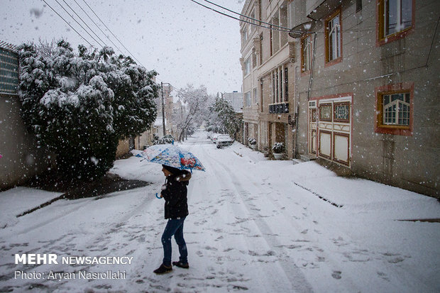 Snowfall blankets Sanandaj in west Iran