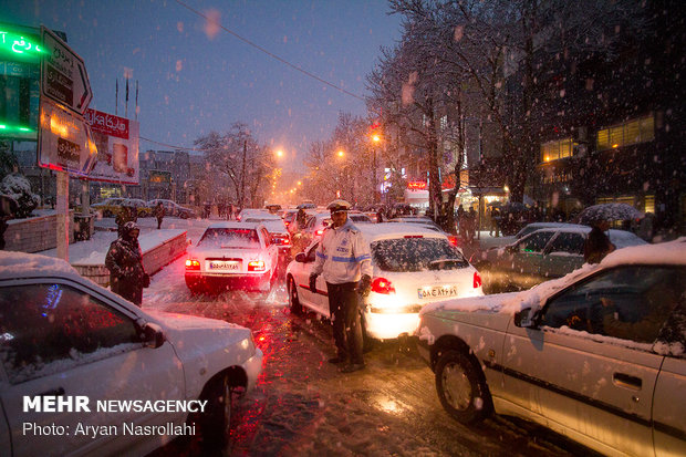 Snowfall blankets Sanandaj in west Iran