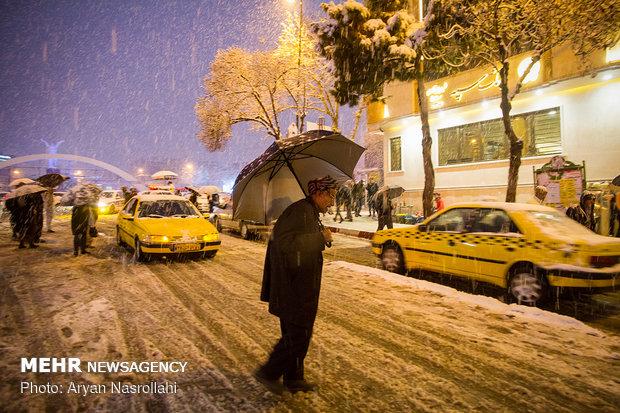Snowfall blankets Sanandaj in west Iran