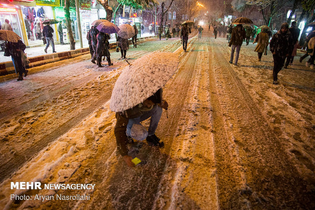 Snowfall blankets Sanandaj in west Iran