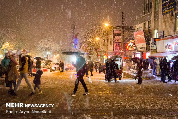 Snowfall blankets Sanandaj in west Iran