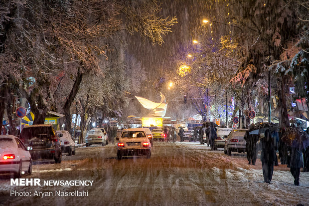 Snowfall blankets Sanandaj in west Iran