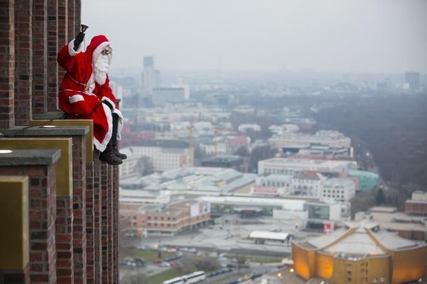 VIDEO: Santa rappels skyscraper in Berlin to surprise children