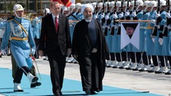 Iranian President Hassan Rouhani was officially welcomed by his Turkish counterpart Tayyip Erdogan in Ankara on Thursday morning.