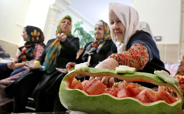 جشن شب یلدا ویژه سالمندان قروه ای برگزار شد