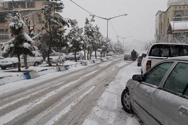 بسته‌شدن معابر همدان در پی بارش برف ارائه خدمات را کند کرده است