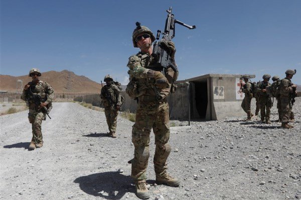 ترامپ طرح کاهش شمار نظامیان آمریکا در افغانستان را بررسی می کند