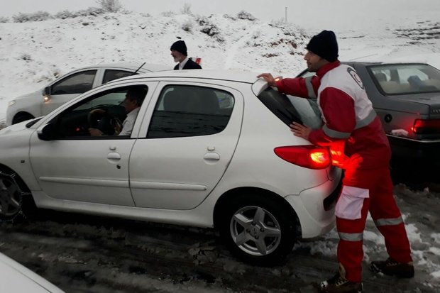 امداد رسانی به ۳۱۵ مسافر گرفتار در برف شهرستان دلفان