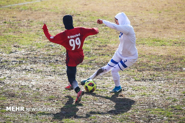İranlı kadınların futbol maçından kareler