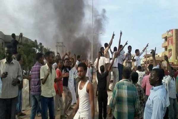 سوڈانی پولیس کا مظاہرین پر آنسو گيس کے ذریعہ حملہ