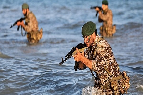 قوات الحرس الثوري تستهدف الأعداء الافتراضيين بمياه الخليج الفارسي / فيديو