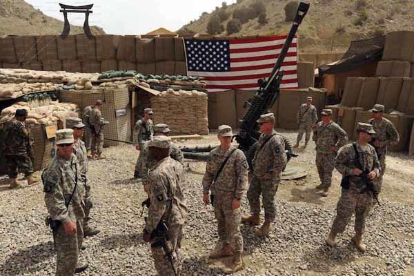 آمریکایی ها به داعش برای هدف قرار دادن نیروهای عراقی کمک می کنند