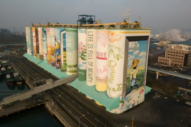  Artists turn grain silo into world's largest mural