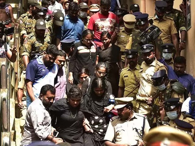 ہندو انتہا پسندوں نے خواتین کو مندر میں داخل ہونے سے روک دیا