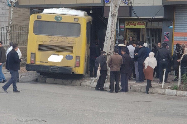 ورود اتوبوس در شهرک مینودر قزوین یک مغازه را تخریب کرد
