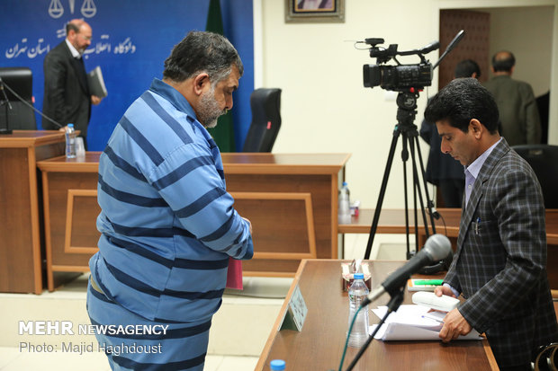 جلسه دادگاه رسیدگی به اتهامات علی اکبر عمارت ساز رئیس سابق شعبه تختی بانک تجارت در کرمان