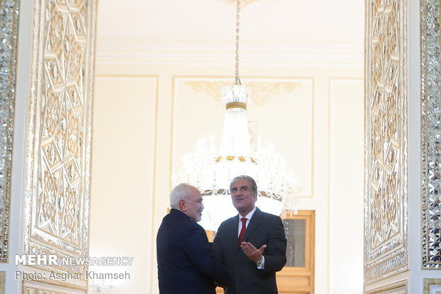Zarif meets with Pakistani counterpart in Tehran