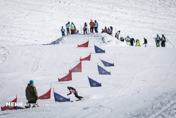 من مسابقات التزلج "اسنوبرد" في طهران 