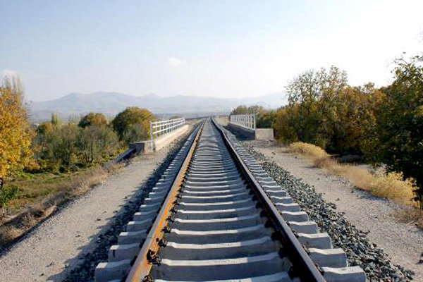 قطعه ۱۰ پروژه راه‌آهن بوشهر - شیراز با حضور وزیر راه کلنگ‌زنی شد