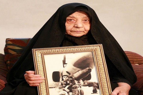 پیکر مادر خلبان شهید مفقودالاثر «حسین یزداندوست همدانی» تشییع شد