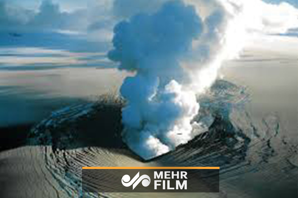 VIDEO: Volcano erupts before and after Indonesia tsunami  Mehr News Agency
