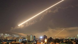 Missile fire lights up the sky over Damascus as the US launches an attack on Syria, April 14, 2018 [File: Hassan Ammar/AP]