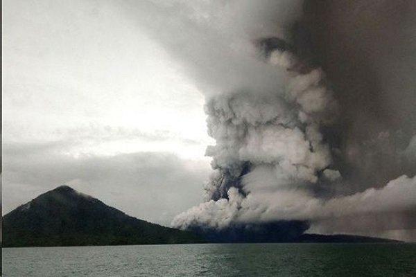 فوران آتشفشان در اندونزی سطح هشدار را بالا برد/تغییر مسیر پروازها