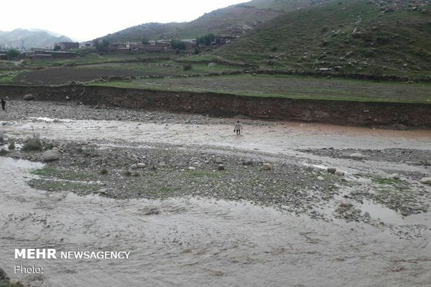 راه ارتباطی روستای «پران پرویز» قطع است/ خطر انفجار لوله گاز