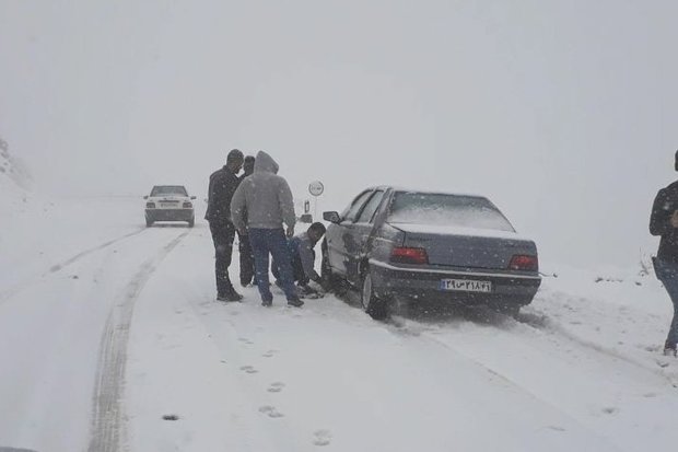 بارش برف زمستانی در دلفان/ راه ارتباطی ۴۰ روستا مسدود شد