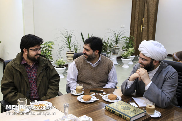 Islamic Development Organization head meets with artists, writers, journalists