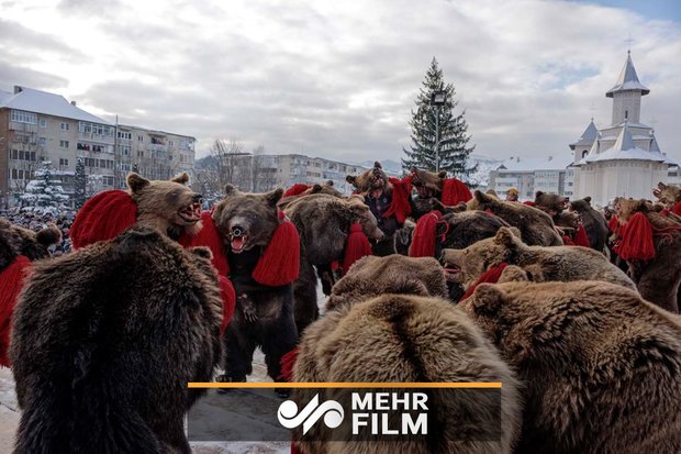 VIDEO: Romanians parade in bear skins to bring luck