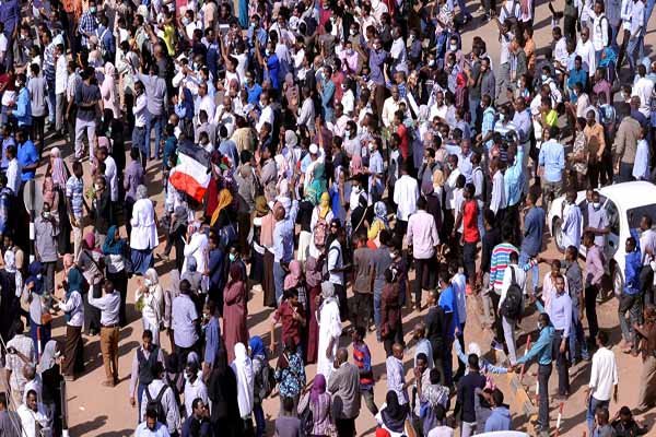 السودانيون يتوجهون نحو القصر الجمهوري