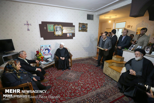حسن روحاني يلتقى بعائلة شهيدي مسيحي بماسبة حلول السنة الميلادية الجديدة
