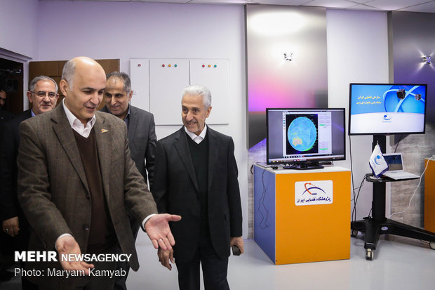 Ministers visit achievements of Iranian Space Research Center