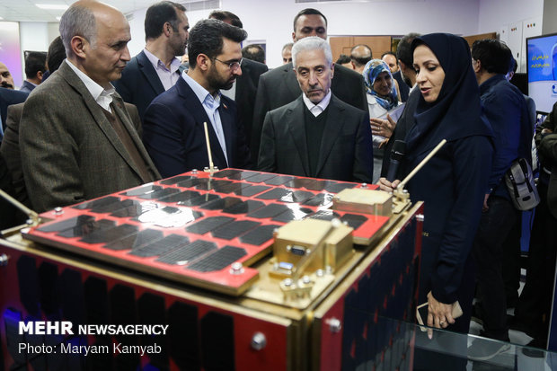 Mehr News Agency - Ministers visit achievements of Iranian Space Research Center