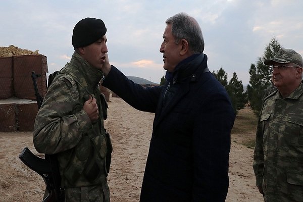 بازدید هیأت عالیرتبه نظامی ترکیه از پایگاه این کشور در مرز سوریه