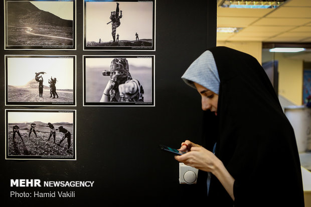 'Dourbin.net' best photos of the year gallery opens in Tehran
