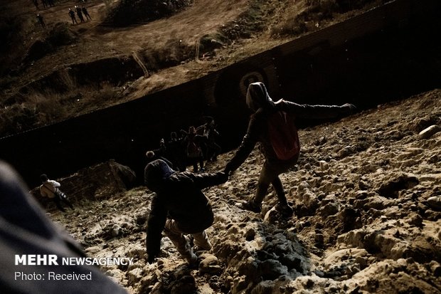 شلیک گاز اشک آور به سوی مهاجران‎