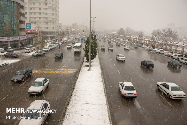 الثلج يكسو شوارع مدينة "أرومية" شمال غربي ايران