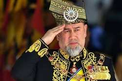 ملك ماليزيا يتخلى عن العرش