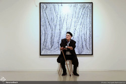 Veteran artist Manuchehr Niazi poses during an exhibition of his artworks at Tehran’s Boom Gallery on January 4, 2019. (Honaronline/Maryam Ramezanlu) 