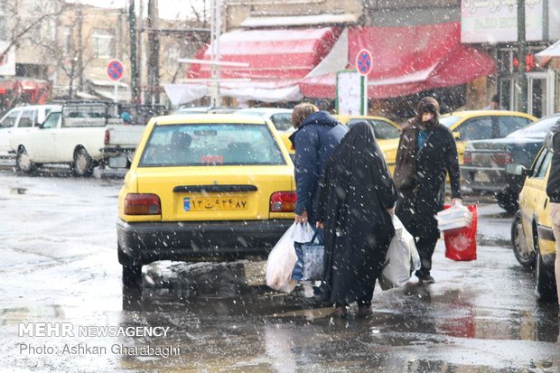 هطول الثلج بمدينة "زنجان" 