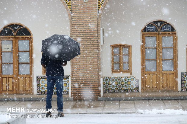 هطول الثلج بمدينة "زنجان" 