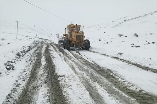 نمک پاشی و برفروبی محورهای مواصلاتی گلستان ادامه دارد