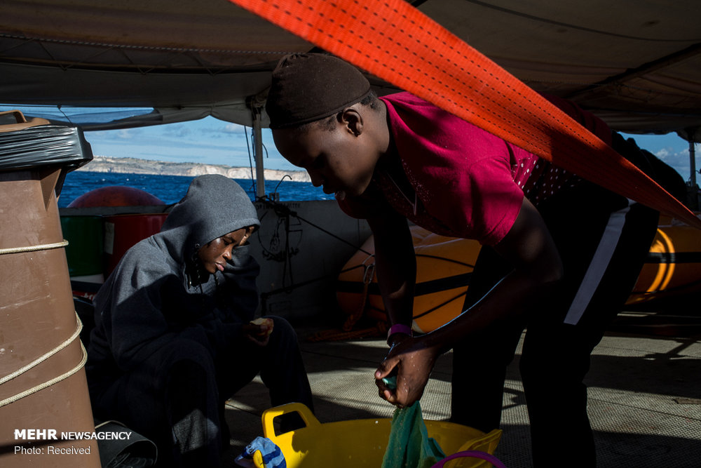 مهاجران نجات یافته از امواج خروشان مدیترانه‎