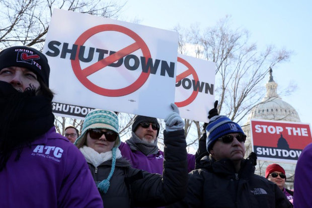امریکہ میں شٹ ڈاؤن کے خلاف سرکاری ملازمین کا مظاہرہ