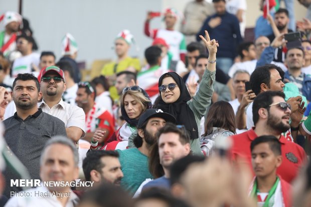 دیده بوسی سرخ‌های تیم ملی ایران و عراق در زمین بازی