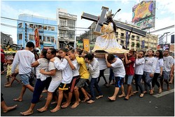 نگاهی به یک مراسم دینی در فیلیپین