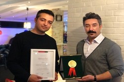 احسان کمالی هنرمند بجنوردی نشان طلایی را کسب کرد 